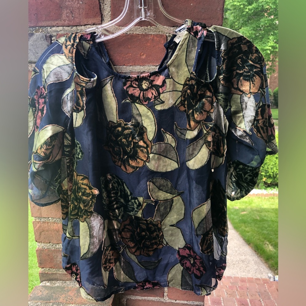En Crème woman blue floral shirt size small